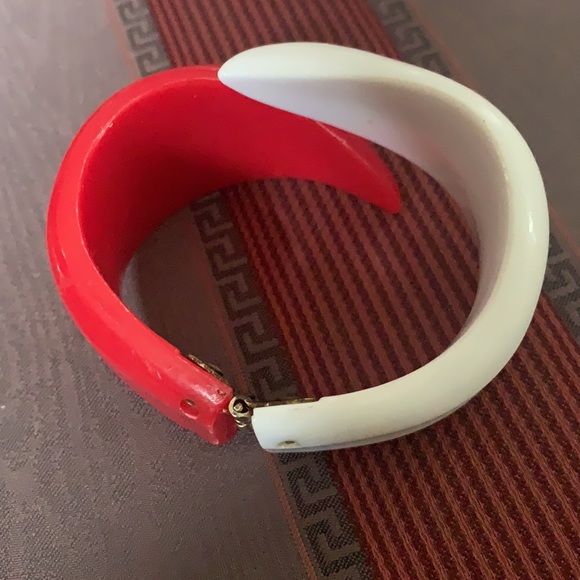 Vintage lucite hinged bracelet - Picture 2 of 3